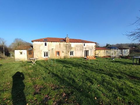 Located in Availles-Limouzine 1 kilometer from the center house of 1950 with photovoltaic panels, new roof, well with possible connection to the house composed of garden reez - An entrance hall with functional fireplace, a living room with pellet sto...