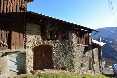 Close to 3 Valleys. On the SOUTH side of the Bozel valley, this beautiful stone barn is just 25 minutes from the ski slopes of Courchevel (3 Valleys ski area). This property, to be completely renovated, offers very beautiful volumes. Possibility to c...