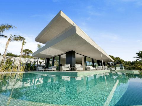 Experience the epitome of luxury living in this contemporary masterpiece situated in the prestigious area of Costa d'en Blanes, on Mallorca's captivating southwest coast. With its sleek design, this modern residence sits on a generous plot of 950 m2,...