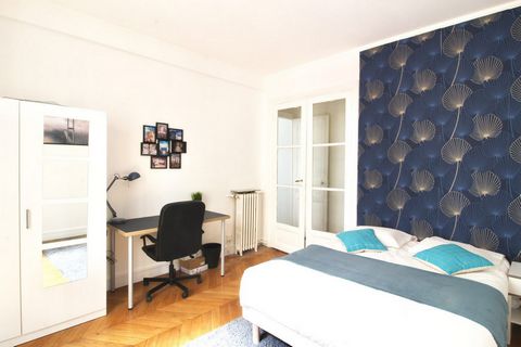 This 14m² room is fully furnished. It has a double bed (140x190) and a bedside table with lamp. There is also a work area with a desk, chair and lamp. The bedroom also has plenty of storage space: a wardrobe with hanging space and a shelf. A lovely 7...