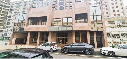 Large commercial space for rent in Campo Grande, Lisbon Great commercial space with 570m2 of floor area, located in one of the busiest areas of Lisbon. Composed of several open space areas and several offices. The space is on the -1 floor, has 4 toil...