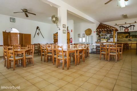 Snack-Bar restaurant fully equipped, ready to operate, capacity 140 seats, inserted in a plot of 2600m2. With apartment on the top floor, garage, good terraces, in a passing area of tourist tours in the Algarve mountains, excellent business opportuni...