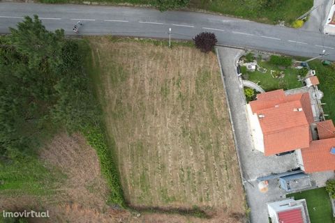 Land for construction with 1045m2, with excellent sun exposure, situated in a rural area, has excellent accessibility, being about 10 minutes from the city of Porto Mós 15 minutes from the city of Leiria and 25 minutes from the city of Ourém, which a...