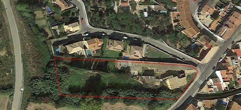 Superb opportunity to acquire a large plot in the village of Mont-ras. Located in a quiet place with a south orientation, has 5,800 m2 on which it could distribute two options: A) Eight plots spread over six units of 600 m2 (ready to built semidetach...