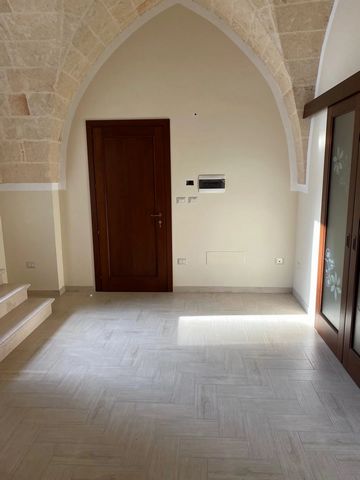 For sale, a period apartment located in a privileged position on one of the main streets of the city of Oria (BR) Italy. Comprising 5 rooms, 1 bathroom, 1 laundry room, 1 terrace on the ground floor, and 1 panoramic terrace, with its historical archi...