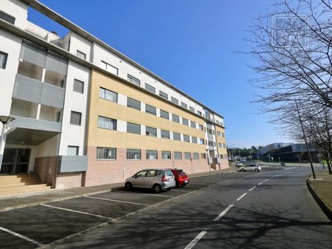 3 bedroom flat for sale, in good condition with good living conditions, located on Floor 0 (Ground Floor) of a residential building built in 2005 and located in the parish of São Pedro, in Ponta Delgada, next to the school and sports complex of Laran...