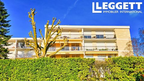 A26321CDI78 - Welcome to Chambourcy! Discover this beautiful 85m² flat, located on the second floor of a peaceful residence with views over the forests of Saint-Germain-en-Laye and Marly. D-rated for energy efficiency, it is remarkably bright, with a...