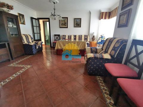 *INMOUMBRIA* SELLS Large apartment in Avenida Andalucía, 104 m² distributed in three large bedrooms, two bathrooms with shower, kitchen with utility terrace and large bright living room with access to balcony. Apartment in building without architectu...
