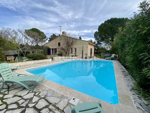 Ref 3968TP - LES ARCS - Close to the village, in a residential area, quiet and not overlooked, pretty single storey Provençal villa of approximately 156m2. It is composed of an entrance with large cupboard, a living room with fireplace and an equippe...