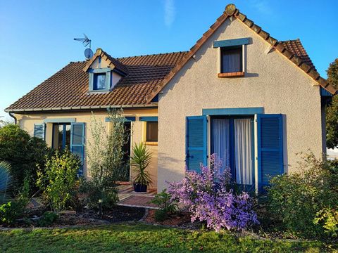 Solenne Morlet vous dévoile cette charmante maison de 140 m², nichée dans un petit village à seulement 5 minutes de Sablé-sur-Sarthe et à 10 minutes de la gare de Sablé-sur-Sarthe (TGV Paris). L'autoroute A11 se trouve à 10 kilomètres, offrant ainsi ...