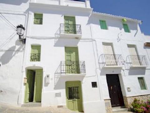 A very attractive, well presented townhouse in an excellent location in a peaceful part of the village of Cómpeta. The property is within walking distance of shops, restaurants, bars and the main plaza. From the street original doors open to an entra...