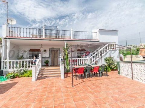 This one of our traditional country houses in Spain, just 5 minutes away from Vélez Málaga and 10 minutes from Torre del Mar beach, with very This beautiful Andalusian-style house with two floors has the advantage of including two plots of high-produ...