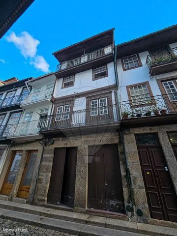 Situado na rua mais antiga de Guimarães, este prédio tem vistas de 360º para a cidade. Com vistas para a Igreja de São Gualter e para a Igreja da Nossa Senhora da Oliveira, é uma oportunidade unica de negócio!  Este prédio tem um património histórico...