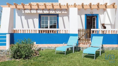 Descubra o seu novo refúgio de paz com este apartamento excepcional localizado na Palmeirinha do Picão - Praia da Arrifana, a apenas 200 metros da praia de Arrifana, uma joia da costa portuguesa. A cerca de 8,5 km do Castelo de Aljezur e a 30 km do m...