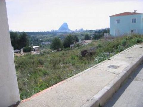 Plot of land 800m2 with views of the Peñon de Ifach, Calpe the sea. Mostly flat with little slope facing southeast, sunny all day. It has water and electricity at the foot of the plot. Only 2kn to Calpe and the beach.