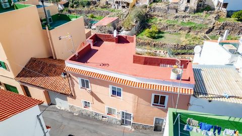 LARGE TOWNHOUSE FOR SALE IN VILAFLOR Live or invest in Vilaflor? Then this is the home you are looking for! This magnificent townhouse with 5 bedrooms and 2 full bathrooms and a piece of land is for sale, in Vilaflor de Chasna. It is a very quiet are...