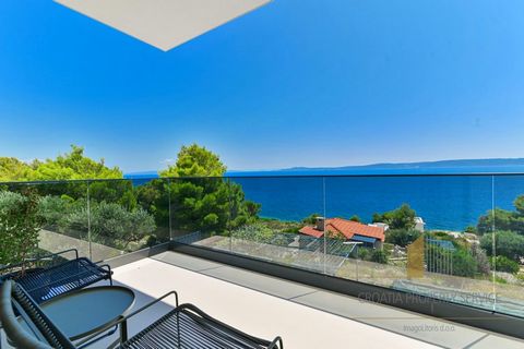 A new modern villa with a spectacular view of the sea and the surrounding islands, located only 100 m from the sea. The villa was built on a plot of 425 m2 and has a total living area of ​​204 m2, elegantly distributed over two floors. On the ground ...