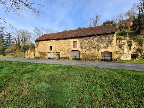 EXCLUSIVE TO BEAUX VILLAGES! These buildings and land have bags of potential. If you are looking for a renovation opportunity in a popular Dordogne village, then look no further (renovation subject to necessary planning consent). The whole ensemble i...