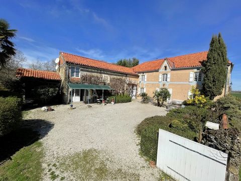 Located 20 minutes from Marciac and 40 minutes from Pau or Tarbes, this renovated property of 1786 offers: a house of 550 m² composed of 3 independent dwellings in a park of 4300 m² with orchard and swimming pool, for a quiet and preserved life.