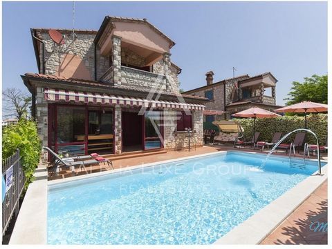 Villa with panoramic sea views in Kaštelir, Istria In the charming area of Kaštelir, Istria, a stunning villa showcasing the rustic Istrian style is now available. The villa features a basement apartment approximately 40 m2 in size, comprising a kitc...