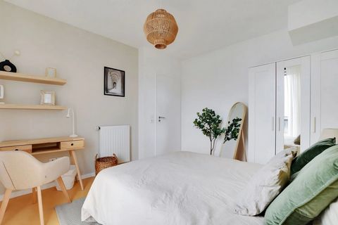 Make this 11 m² bedroom your new home! Completely redesigned by our team of architects, it has been redecorated in soft shades of white, yellow and beige. A minimalist atmosphere to wake you up in a good mood every morning. You'll find a sleeping are...