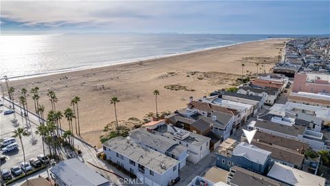 Absolutely Perfect Opportunity here on the Balboa Peninsula. Two Newer Build Homes on the Lot! 417 and 419 E. Balboa Blvd. Fantastic Family Compound and/or Prime Investment for Rental Income possibilities, Steps to the Beach. First Home 417 is a Gorg...