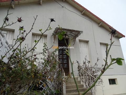 L'Agence Côté Particuliers de Lignières propose cette maison de 1937 sur sous-sol avec une cour et un charmant petit jardin sur l'arrière de la maison. Elle est composée d'une entrée desservant une cuisine, salle à manger, salle d'eau avec wc, trois ...