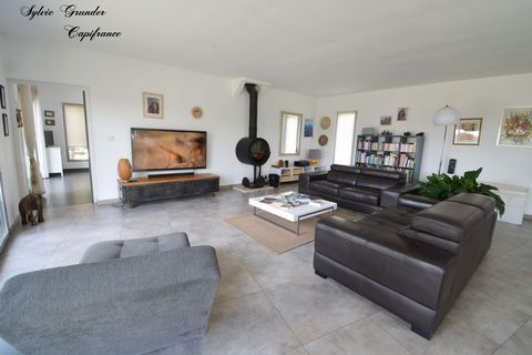 Dpt Bouches du Rhône (13), à vendre VERNEGUES maison P5 de 180 m² - Terrain de 1 300,00 m² - Plain pied