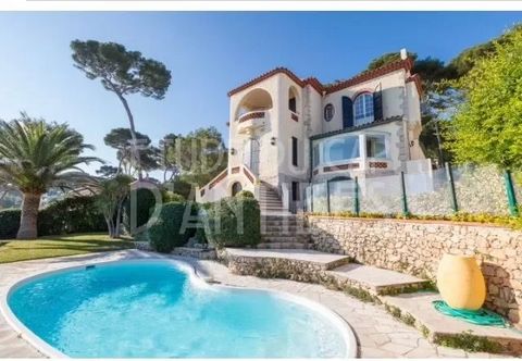 Cap d'Antibes, beautiful apartment of around 90 sqm to rent in summer. It benefits from a large terrasse and an outstanding sea view. The apartment comprises a living room opening onto the terrace with sea view, an open-plan kitchen, a small living r...