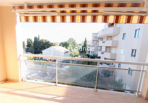 Located in a secure residence, with elevator, in the city center, I offer you this 2-room apartment with an area of ??39m² including: an entrance, a living room with equipped kitchen, a bedroom, a bathroom and a separate toilet. A 10m² terrace comple...