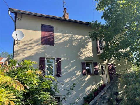 This 2 bedroom character stone house is located in beautiful country just outside the main area of Villefranche-de-Rouergue, comprising of 97 m2 of living space on two floors, living room with beautiful fireplace and souillarde, sitting room, kitchen...