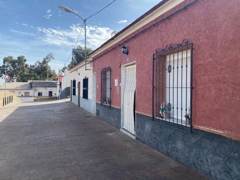 Spacious traditional 3 bedroom Spanish town house overlooking Bigastro town with mountain and countryside views and unlimited potential. The property sits in an elevated position at the top of the town and can be accessed via the garage at the rear o...