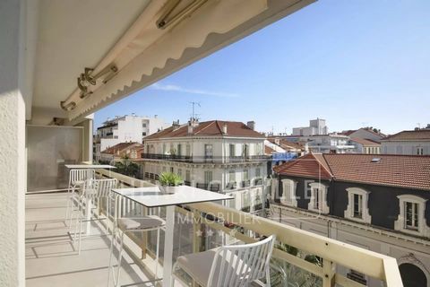 In the heart of Cannes, magnificent renovated 2-room apartment on a high floor opening onto a 15 m² south and west-facing corner terrace. Very bright, renovated to a very high standard, the flat has a lovely uninterrupted view. Cellar.