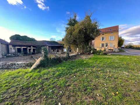 Beautiful authentic stone house of 96.28 m2 of living space, sunny, unobstructed view, composed of: . on the ground floor: kitchen area, lounge area of 27.29 m2; Upstairs: sleeping area with 2 bedrooms. . Adjoining outbuilding: large barn that can be...