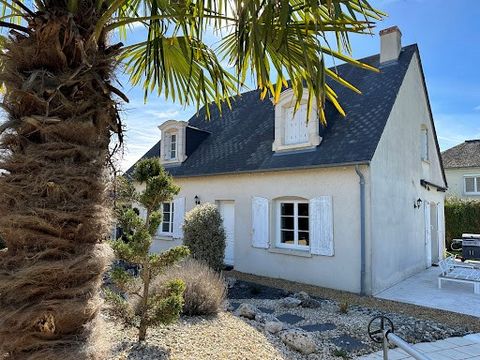 SOUTH of TOURS LARCAY CHARMING TOURANGELLE HOUSE HEATED POOL TERRACE This charming Touraine residence with a mansard roof develops approximately 180m² in a calm and peaceful environment close to schools and local shops. Its owners have completely red...