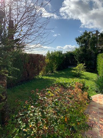 Offer a bouquet and become the owner of this charming house and its beautiful garden all perfectly maintained! This life annuity occupied by a 76-year-old man presents: The flowery grounds and its barbecue area will make you want to enjoy the surroun...