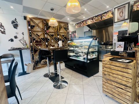 Business located in Cros de Cagnes, sought-after area. On very busy axis, trade of 41.5m2 including separate toilet, terrace of 20m2. Double activity, grocery and snacking, takeaway possible. Air-conditioned room. Currently 12 covers indoors and 16 o...