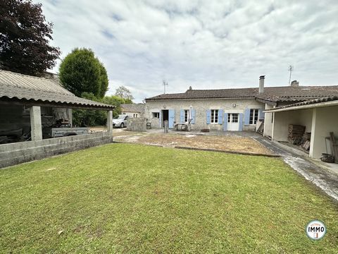 Discover this beautiful Charentaise in a small village near Cozes, a town with all the shops. With approximately 170m2 of living space, this spacious house offers an exceptional living space, On the ground floor: beautiful living room with wood stove...