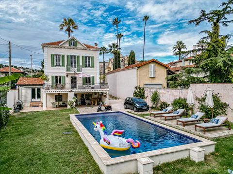 Close to shops, the town center and the beaches of Golfe-Juan, superb family villa with swimming pool, full of character and charm. This villa has 2 bedrooms on the ground floor with beamed ceilings. On the ground floor: a living room, a wonderful la...
