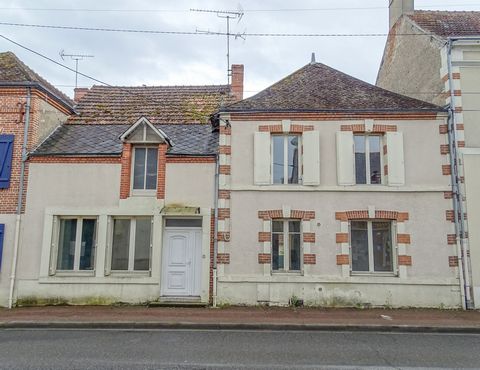 Acquire a large village house type T6 with a pleasant terrace in the town of Villefranche-Sur-Cher. The interior of 139 m2 is formed by an entrance, a fitted kitchen area, a lounge area of 26m2, 5 bedrooms, one of which has an en-suite bathroom, a bo...