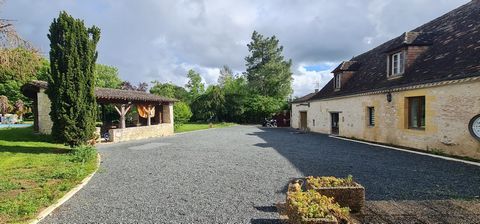 An exclusivity! Come and discover this rare and splendid property 15 minutes from Bergerac! Ideal for guest house! Authentic restored farmhouse of 250M2 located on a large park of about 4000M2. Possible division of the land, to build second house (su...