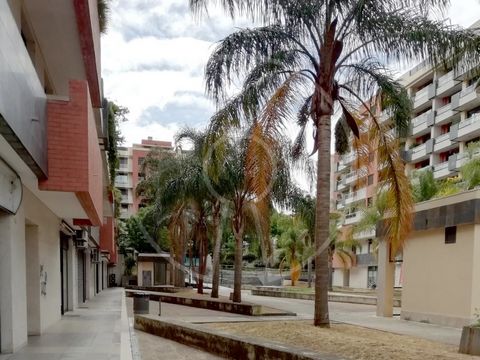 Das Geschäft befindet sich in der 'Quinta de Santo António' in Miraflores, in der Nähe des Einkaufszentrums Dolce Vita. Die Entwicklung Quinta de Santo António besteht aus 17 Grundstücken, die sich aus Wohnungen, Handel und Dienstleistungen, Parkplät...