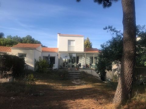 TEL A FREDERIQUE LARDAUX AU ... AGENCE DES PINS I invite you to contact us to discover this pretty house located in the very sought-after area of Le Phare, a few minutes walk from the beach and the forest, it is composed of a beautiful living room wi...