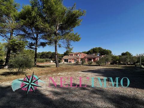 About 20 minutes by car from the jewel that is the city of Aix en Provence, discover this superb property in a quiet area is nestled in a green setting on nearly 5500m2 of land, with integrated irrigation by canal. His architect's house, built in 198...