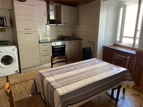 In the city center of Jausiers, T2 apartment on the 1st floor, composed of an entrance, shower room, a living room with new kitchen, a large bedroom that can accommodate 4 people. Very low condominium fees. Property in co-ownership of 5 lots intended...