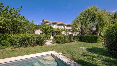 Just a few minutes' walk from the centre of the village of Mouries and the very popular golf course at Servanes, this delightful farmhouse opens onto an attractive landscaped and enclosed garden of about 1400 m2, enjoying a 9 x 4m swimming pool and a...