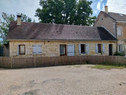 Close to Mussidan and 1h15 from Bordeaux, we invite you to visit this real estate complex consisting of a renovated farmhouse and a semi-detached building to renovate. The farmhouse comprises a living room of about 33m2 with an open kitchen and heate...