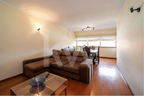 This 3+1 bedroom apartment stands out for its excellent east - west solar orientation and the generous area of 129 m². The entrance is welcoming and has a spacious hall to receive visitors. Comfort is a constant in all rooms, which includes bedrooms ...