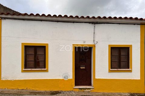 N° de propriété : ZMPT564600 D’une superficie de 111 m2 de construction généreuse, cette villa de l’Alentejo à Vera Cruz dispose de trois chambres confortables, d’une salle de bain complète et d’une cheminée pittoresque de l’Alentejo. La cuisine disp...
