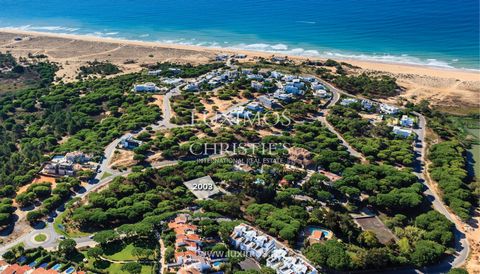 Situé à proximité de la plage , ce terrain offre une opportunité unique d'acquérir l'un des derniers terrains restants à Oceano Club e. Oceano Clube est l'une des zones les plus recherchées de la station et de l'Algarve, et cette zone est de préféren...